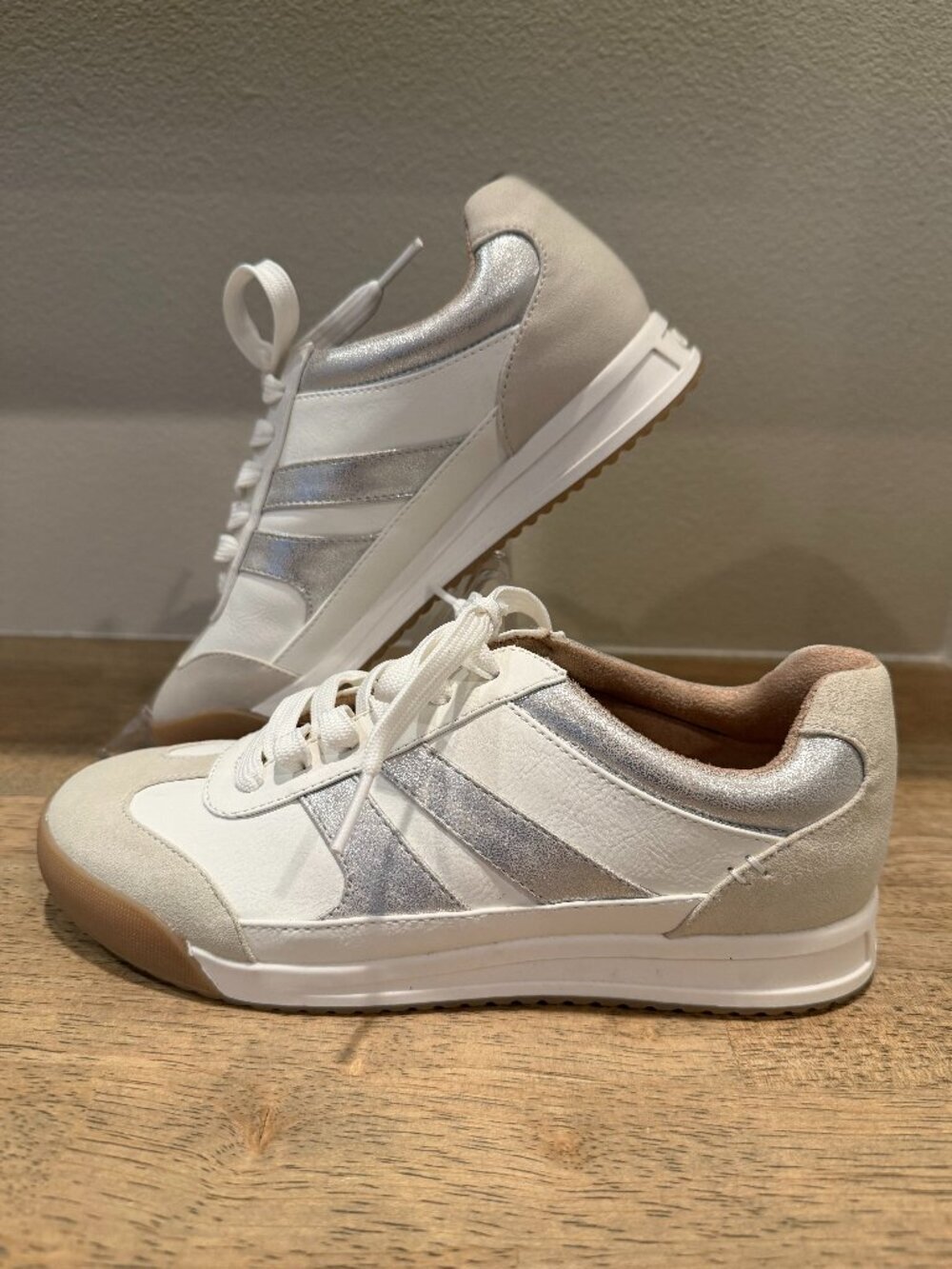 Naturalizer Garnet Metallic Stripe Low Top Leather Sneakers Size 6M White Silver